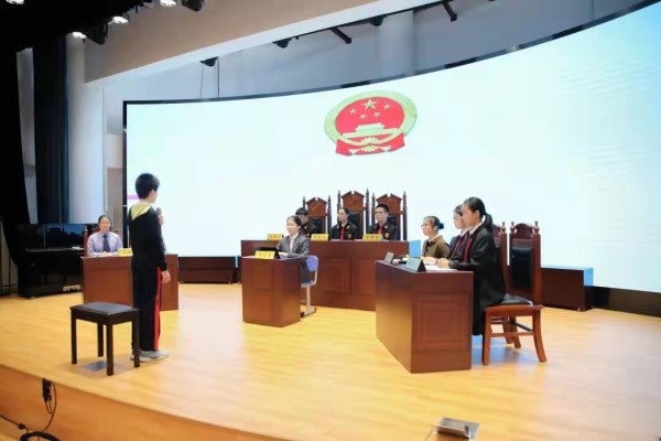 他们化身“老师”“编导”走进校园……(图2)