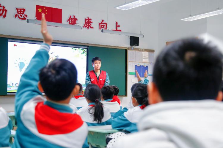 开云体育国网志愿者进校园点亮安全用电知识之光(图2)