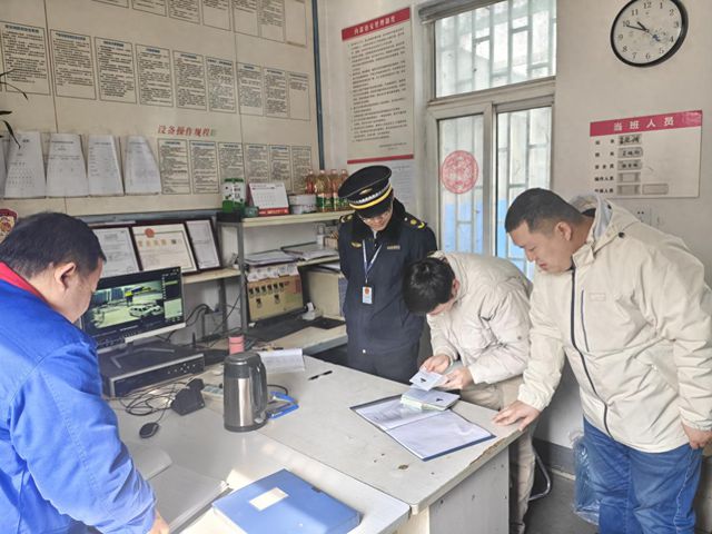金水区城管联合多部门出击开启燃气安全隐患排查行动(图1)