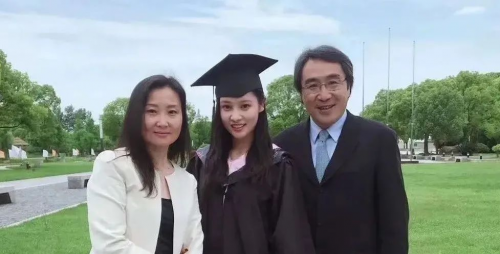 一个英语专业的大学生刚毕开云体育业已拥有近三年商演主持的经验？(图2)