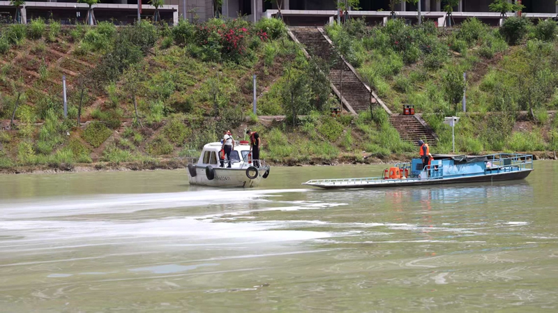 开云体育黔南州2025年渔业船舶水上安全应急演练在罗甸举行(图4)