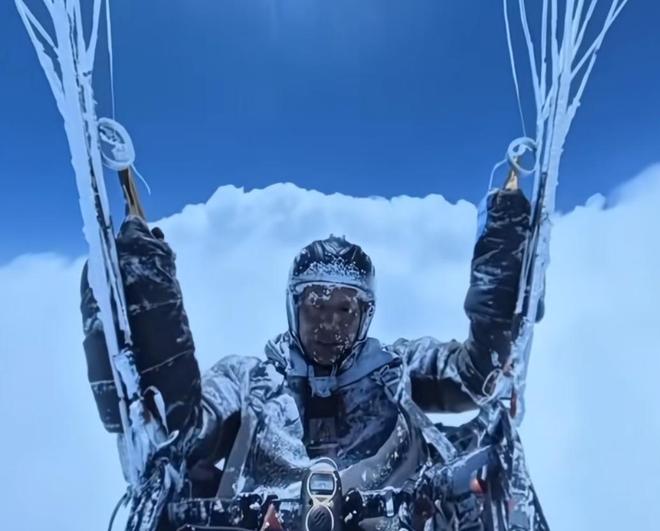 破世界纪录！滑翔爱好者六哥被“云吸”开云体育到8589米随后安全降落(图6)