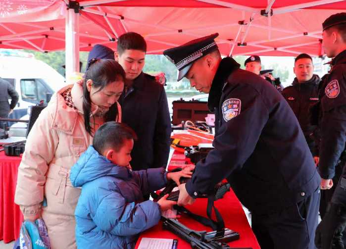 “平安桂林法治桂林文明”新春系列行动启开云体育动(图3)