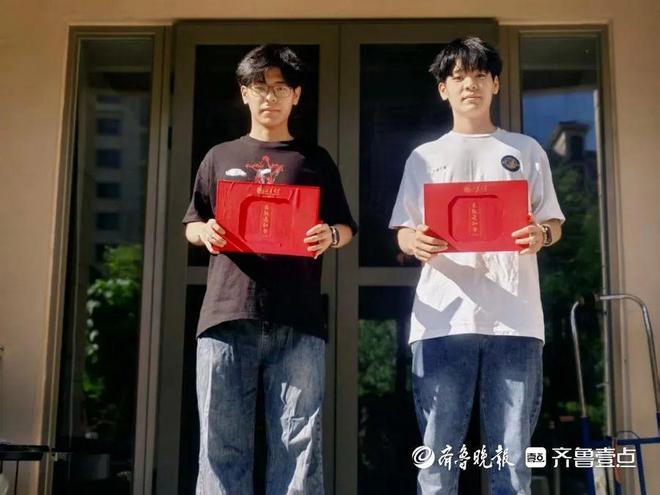 开云体育即墨双胞胎山大缘：632分同分同专业一家五口都是“山大人”(图2)