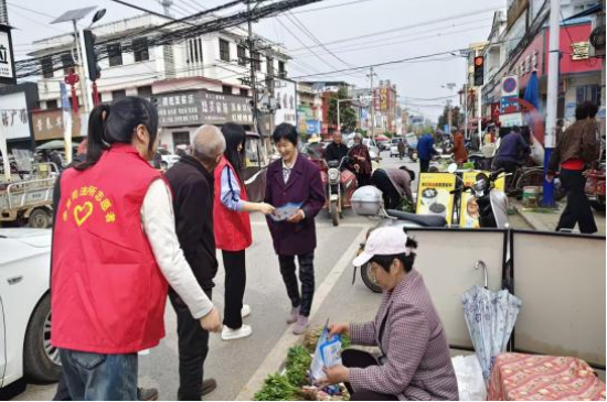 kaiyun体育全站内乡县赤眉镇：赶集日里话安全国安知识入民心(图2)